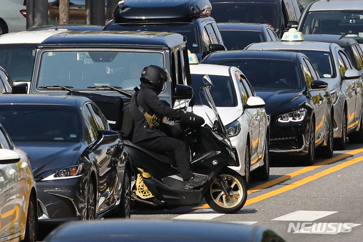 [서울=뉴시스] 권창회 기자 = 서울 시내 한 거리에서 오토바이가 중앙선을 넘어서 이동하고 있다. 2021.10.27. kch0523@newsis.com