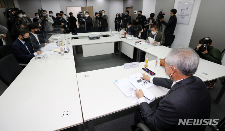 [서울=뉴시스] 조성우 기자 = 양부남 대한빙상경기연맹 조사위원장과 조사위원회 위원들이 27일 오후 서울 송파구 대한빙상경기연맹 회의실에서 열린 2018 평창 동계올림픽 쇼트트랙 고의 충돌 의혹 관련 1차 조사단 회의에 참석하고 있다. 2021.10.27. xconfind@newsis.com