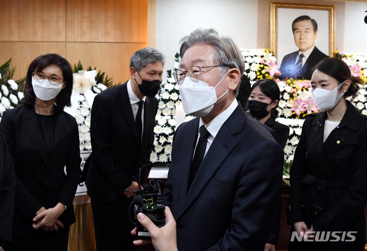 [서울=뉴시스] 사진공동취재단 = 이재명 더불어민주당 대선 후보가 27일 서울 종로구 서울대학교병원 장례식장에 마련된 노태우 전 대통령 빈소를 조문하고 있다. 2021.10.27. photo@newsis.com