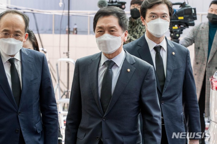 [서울=뉴시스] 사진공동취재단 = 김기현 국민의힘 원내대표가 27일 서울 종로구 서울대병원 장례식장에 마련된 노태우 전 대통령 빈소로 조문을 하기 위해 들어서고 있다. 2021.10.27. photo@newsis.com