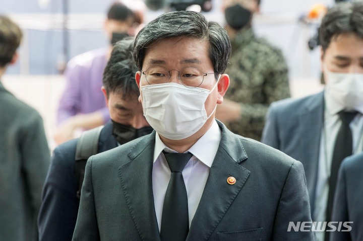 [서울=뉴시스] 사진공동취재단 = 전해철 행정안전부 장관이 27일 서울 종로구 서울대병원 장례식장에 마련된 노태우 전 대통령 빈소로 조문을 하기 위해 들어서고 있다. 2021.10.27. photo@newsis.com