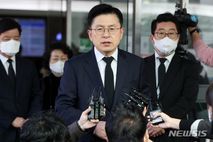 [서울=뉴시스] 사진공동취재단 = 황교안 전 미래통합당 대표가 27일 서울 종로구 서울대병원 장례식장에 마련된 고 노태우 전 대통령의 빈소를 찾아 조문을 마친 뒤 취재진 질문에 답하고 있다. 2021.10.27. photo@newsis.com