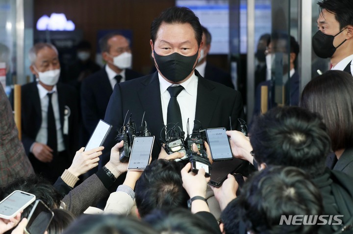 [서울=뉴시스] 사진공동취재단 = 최태원 SK그룹 회장이 27일 서울 종로구 서울대병원 장례식장에 마련된 고 노태우 전 대통령의 빈소를 찾아 조문을 마친 뒤 취재진 질문에 답하고 있다. 2021.10.27. photo@newsis.com