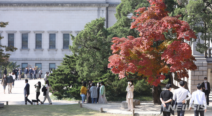 [서울=뉴시스] 조수정 기자 = 위드 코로나(단계적 일상회복) 최종 방안 발표를 이틀 앞둔 27일 오후 서울 덕수궁에서 점심식사를 마친 직장인들이 삼삼오오 모여 산책을 하고 있다. 코로나19 일상회복 지원위원회는 이날 3차회의를 통해 단계적 일상회복 방안을 논의한다. 2021.10.27. chocrystal@newsis.com