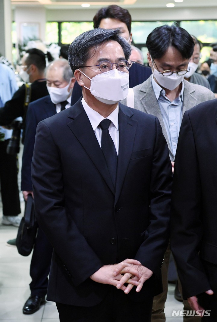 [서울=뉴시스] 사진공동취재단 = 김동연 전 경제부총리가 27일 서울 종로구 서울대병원 장례식장에 마련된 고 노태우 전 대통령의 빈소를 찾아 조문을 하고 있다. 2021.10.27. photo@newsis.com