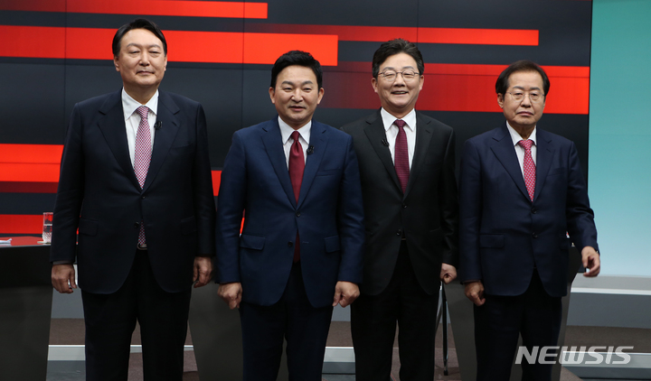 [춘천=뉴시스] 김경목 기자 = 27일 오후 윤석열(왼쪽부터)·원희룡·유승민·홍준표 국민의힘 대선 경선 후보들이 강원도 춘천시 G1(강원민방) 방송국에서 열린 제20대 대통령 선거 후보자 강원 합동 토론회 시작에 앞서 포즈를 취하고 있다. 2021.10.27. photo31@newsis.com