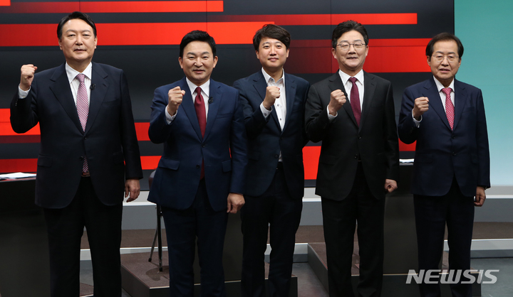 [춘천=뉴시스] 김경목 기자 = 27일 오후 국민의힘 대선 경선 후보 윤석열(왼쪽부터)·원희룡, 이준석 당 대표, 유승민·홍준표 후보들이 강원도 춘천시 G1(강원민방) 방송국에서 열린 제20대 대통령 선거 후보자 강원 합동 토론회 시작에 앞서 포즈를 취하고 있다. 2021.10.27. photo31@newsis.com