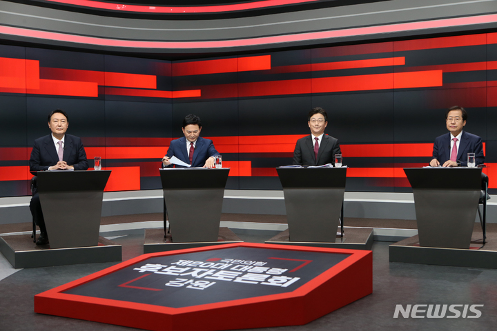 [춘천=뉴시스] 김경목 기자 = 27일 오후 윤석열(왼쪽부터)·원희룡·유승민·홍준표 국민의힘 대선 경선 후보들이 강원도 춘천시 G1(강원민방) 방송국에서 열린 제20대 대통령 선거 후보자 강원 합동 토론회 시작을 기다리며 준비하고 있다. 2021.10.27. photo31@newsis.com