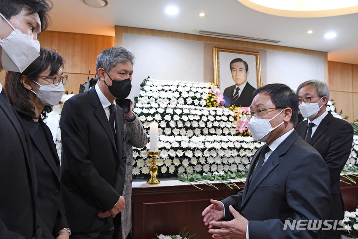 [서울=뉴시스] 사진공동취재단 = 유영민 청와대 비서실장이 27일 오후 서울 종로구 서울대병원 장례식장에 마련된 고(故) 노태우 전 대통령 빈소를 조문한 뒤 유족과 대화하고 있다. 2021.10.27. photo@newsis.com