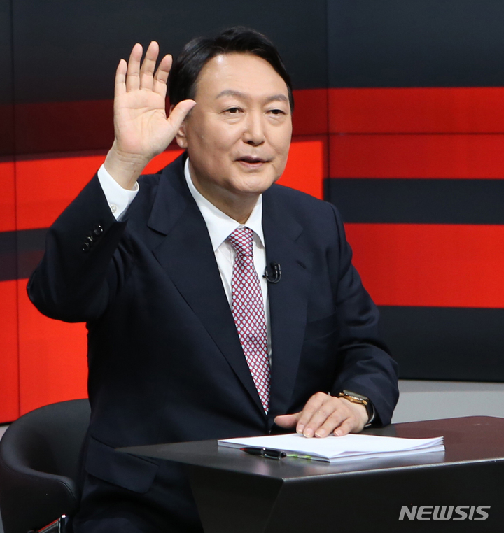 [춘천=뉴시스] 김경목 기자 = 27일 오후 윤석열 국민의힘 대선 경선 후보가 강원도 춘천시 G1(강원민방) 방송국에서 열린 제20대 대통령 선거 후보자 강원 합동 토론회 시작을 기다리다 오른손 손바닥을 들어보이고 있다. 2021.10.27. photo31@newsis.com