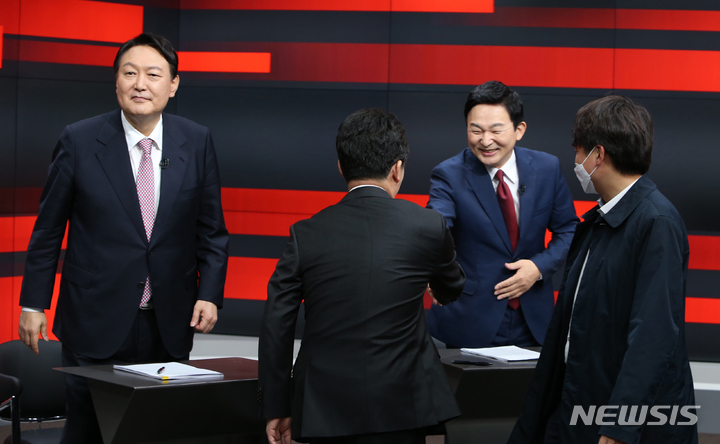 [춘천=뉴시스] 김경목 기자 = 27일 오후 윤석열 국민의힘 대선 경선 후보가 강원도 춘천시 G1(강원민방) 방송국에서 열린 제20대 대통령 선거 후보자 강원 합동 토론회 시작에 앞서 원희룡유승민 후보들이 인사하는 반대 쪽으로 시선을 보내고 있다. 2021.10.27. photo31@newsis.com