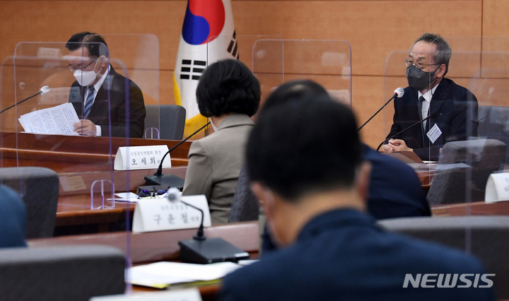 [서울=뉴시스] 김명원 기자 = 최재천 일상회복지원위원회 공동위원장이 지난달 27일 서울 종로구 정부서울청사 별관에서 열린 제3차 코로나19 일상회복지원위원회에 참석해 발언하고 있다. (공동취재사진) 2021.10.27. photo@newsis.com