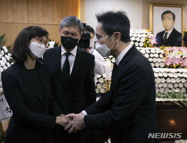 [서울=뉴시스] 사진공동취재단 = 이재용 삼성전자 부회장이 27일 서울 종로구 서울대병원에 마련된 노태우 전 대통령 빈소를 찾아 조문한 뒤 고인의 딸 노소영 아트센터 나비 관장과 대화하고 있다. 2021.10.27. photo@newsis.com