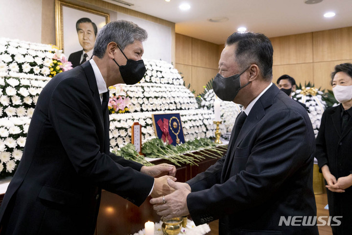 [서울=뉴시스] 사진공동취재단 = 박용만 대한상공회의소 전 회장 내외가 27일 서울 종로구 서울대병원에 마련된 노태우 전 대통령 빈소를 찾아 조문한 뒤 고인의 아들 노재헌 동아시아문화센터 이사장과 대화를 나누고 있다. 2021.10.27. photo@newsis.com