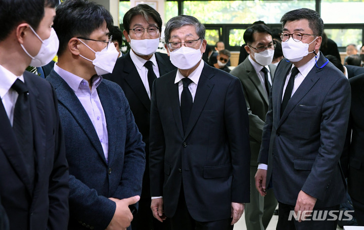 [서울=뉴시스] 사진공동취재단 = 김황식 전 국무총리가 27일 서울 종로구 서울대학교병원 장례식장에 마련된 노태우 전 대통령 빈소를 찾아 조문하고 있다. 2021.10.27. photo@newsis.com