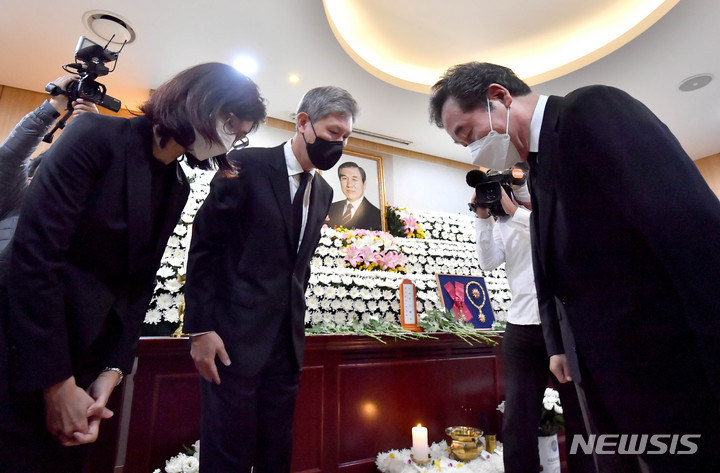 [서울=뉴시스] 사진공동취재단 = 이낙연 전 더불어민주당 대표가 27일 서울 종로구 서울대병원 장례식장에 마련된 고(故) 노태우 전 대통령 빈소를 찾아 조문을 하고 있다. 2021.10.27. photo@newsis.com