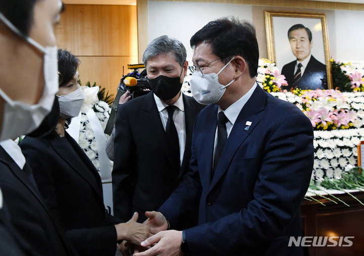 [서울=뉴시스] 사진공동취재단 = 송영길 더불어민주당 대표가 27일 서울 종로구 서울대학교병원 장례식장에 마련된 노태우 전 대통령 빈소를 찾아 조문하고 있다. 2021.10.27. photo@newsis.com