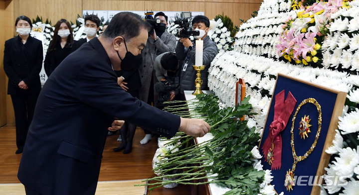 [서울=뉴시스] 사진공동취재단 = 문희상 전 국회의장이 27일 서울 종로구 서울대학교병원 장례식장에 마련된 노태우 전 대통령 빈소를 찾아 조문하고 있다. 2021.10.27. photo@newsis.com