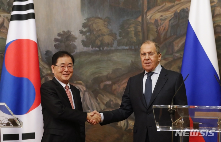 [모스크바=AP/뉴시스] 27일(현지시간) 러시아 모스크바에서 정의용 외교부 장관이 세르게이 라브로프 러시아 외교장관과 회담했다. 사진은 회담 이후 열린 기자회견에서 두 장관이 악수하는 모습. 2021.10.27.