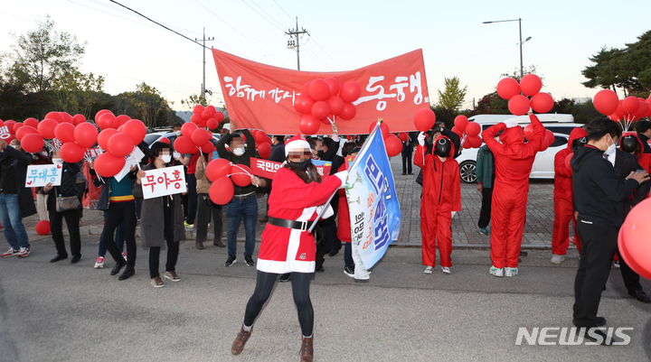[춘천=뉴시스] 김경목 기자 = 27일 오후 홍준표 국민의힘 대선 경선 후보의 지지자들이 강원도 춘천시 G1(강원민방) 방송국 앞에서 오징어 게임 속 캐릭터, 산타클로스 등 복장을 하고 빨간 풍선 등을 들고 열띤 응원전을 펼치고 있다. 2021.10.27. photo31@newsis.com