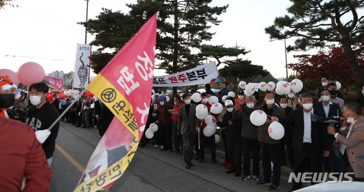 [춘천=뉴시스] 김경목 기자 = 27일 오후 윤석열 국민의힘 대선 경선 후보의 지지자들이 강원도 춘천시 G1(강원민방) 방송국 앞에서 공정, 상식, 법치 등을 적은 하얀색 풍선과 깃발 등을 들고 열띤 응원전을 펼치고 있다. 2021.10.27. photo31@newsis.com