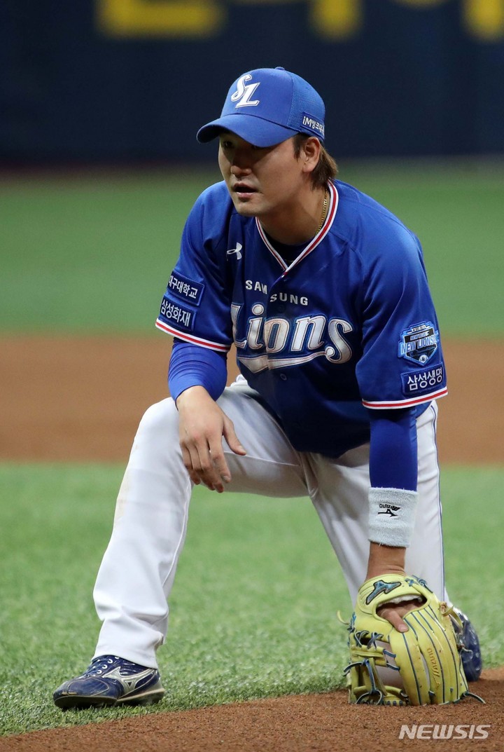 [서울=뉴시스] 김선웅 기자 = 27일 오후 서울 구로구 고척스카이돔에서 열린 2021 프로야구 삼성 라이온즈와 키움 히어로즈의 경기, 6회말 삼성 김상수가 실책을 범한 뒤 아쉬워하고 있다. 2021.10.27. mangusta@newsis.com