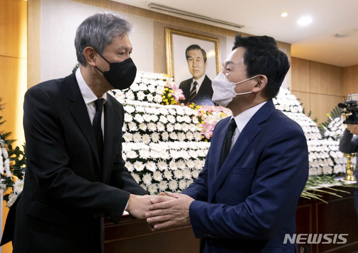 [서울=뉴시스] 사진공동취재단 = 원희룡 국민의힘 대선 경선 후보가 27일 서울 종로구 서울대병원 장례식장에 마련된 고(故) 노태우 전 대통령 빈소를 찾아 조문을 하고 있다. 2021.10.27. photo@newsis.com