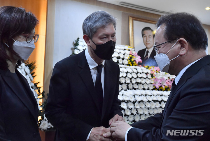 [서울=뉴시스] 사진공동취재단 = 김부겸 국무총리가 27일 서울 종로구 서울대병원 장례식장에 마련된 고(故) 노태우 전 대통령 빈소를 찾아 조문을 하고 있다. 2021.10.27. photo@newsis.com