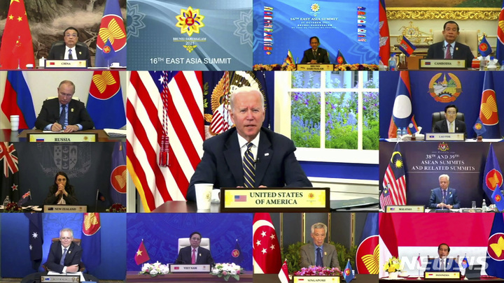 [브루나이=AP/뉴시스]조 바이든 미 대통령이 지난해 10월 27일 브루나이가 주최한 동남아국가연합(ASEAN) 화상 정상회의에서 연설하고 있다. 2021.10.27.