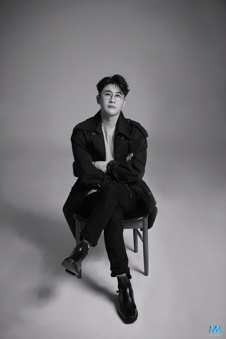 [서울=뉴시스] 영탁 새 프로필 사진. (사진=밀라그로 제공).2021.10.28.photo@newsis.com
