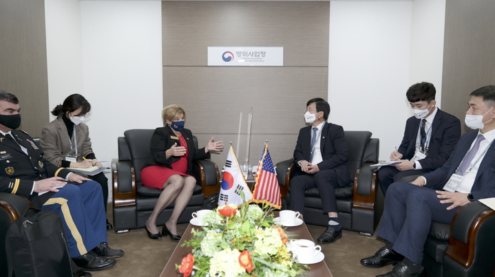 [서울=뉴시스]&nbsp; 강은호 방위사업청장(오른쪽)과 미국 하이디 그랜트(Heidi Grant) DSCA본부장(왼쪽)이 10월 20일(수) ADEX 국방부 샬레에서 환담을 진행하고 있다. 2021.10.28. (사진=방위사업청 제공) *재판매 및 DB 금지