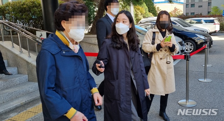 [의정부=뉴시스] 송주현 기자 = 토지 매입 과정에서 통장 잔고 증명서를 위조한 혐의로 기소된 윤석열 전 검찰총장의 장모 최모(74)씨가 28일 오전 10시 30분께 의정부지법 7호 법정에서 재판을 마치고 나오고 있다. 2021.10.28 atia@newsis.com