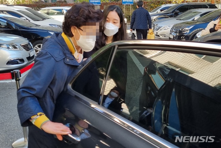 [의정부=뉴시스] 송주현 기자 = 토지 매입 과정에서 통장 잔고 증명서를 위조한 혐의로 기소된 윤석열 전 검찰총장의 장모 최모(74)씨가 28일 오전 10시 30분께 의정부지법 7호 법정에서 재판을 마치고 대기 중이던 차량에 타고 있다. 2021.10.28 atia@newsis.com
