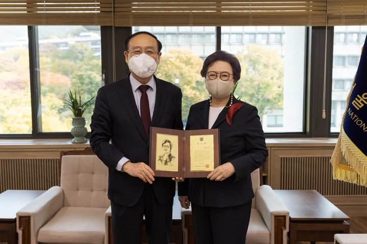 [서울=뉴시스] 감사패 전달 후 서울대 오세정(왼쪽부터) 총장과 김찬숙 명예회장이 기념촬영을 하고 있다(사진=서울대 제공) *재판매 및 DB 금지