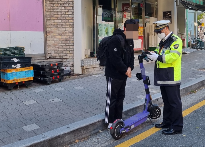 면허 인증 없는 공유 PM 업체 '무면허 방조' 책임 첫 적용
