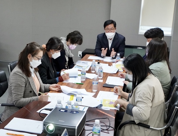 이기우 전 국회의원이 '수원시 학교운영위원협의회'와 간담회를 하고 있다. *재판매 및 DB 금지