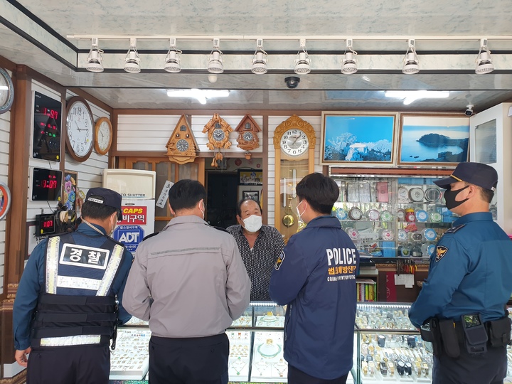 금은방·편의점 대상 강·절도 범죄에 선제적 대응을 위해 순찰하고 있다. *재판매 및 DB 금지
