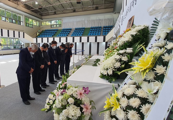[대구=뉴시스]더불어민주당 대구지역 당직자들이 28일 오전 대구 달서구 두류공원 내 안병근기념유도관에 설치된 노태우 전 대통령 분향소를 찾아 조문하고 있다(사진=민주당 대구시당 제공) 2021.10.28. photo@newsis.com *재판매 및 DB 금지
