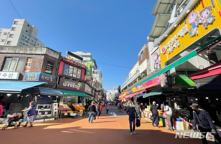 불법 적치물 등에 대한 정비가 완료된 의정부제일시장 남쪽 진출입로.(사진=의정부시상권활성화재단 제공)