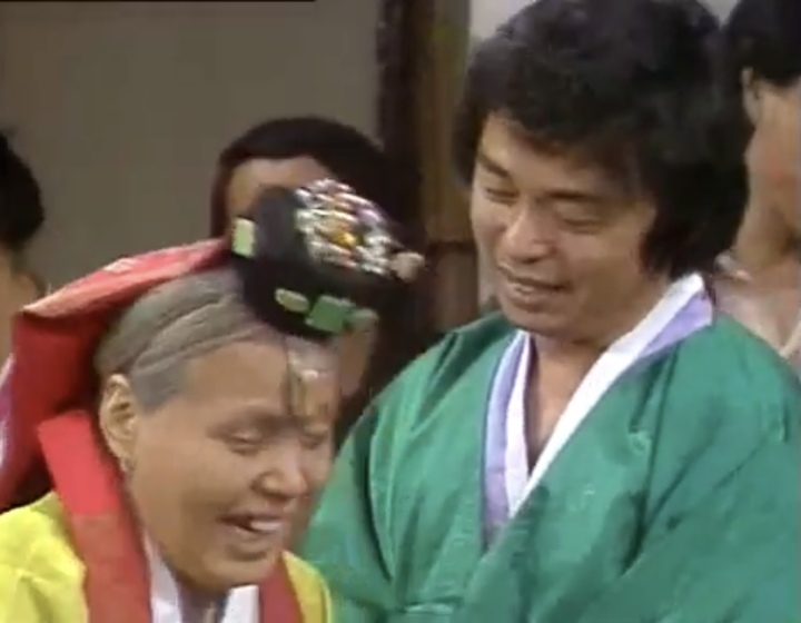 [서울=뉴시스] '전원일기' 중 '일용 엄니' 김수미, '일용이' 박은수. 2021.10.28. (사진 = 유튜브 캡처) photo@newsis.com