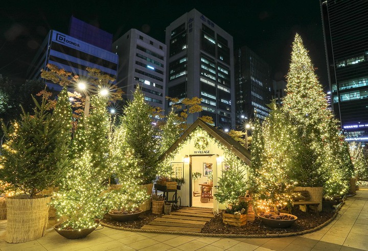 [서울=뉴시스] 현대백화점은 28일부터 무역센터점 정문 광장에 13m 높이의 대형 크리스마스 트리와 캐빈하우스(통나무집), 나무 120그루로 구성된 'H빌리지'를 전시한다고 밝혔다. 현대백화점은 위드 코로나 시대를 맞아 고객들에게 조금이나마 먼저 행복하고 따뜻한 연말 분위기를 전달하기 위해 지난해보다 크리스마스 장식 연출을 2주 이상 앞당겼다고 밝혔다. (사진=현대백화점 제공) 2021.10.28. photo@newsis.com *재판매 및 DB 금지