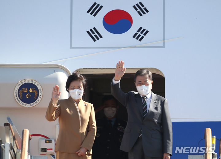 [성남=뉴시스] 김진아 기자 = 주요 20개국(G20) 정상회의 참석 등 7박9일간의 유럽 순방을 위해 출국하는 문재인 대통령과 부인 김정숙 여사가 28일 오전 경기 성남시 서울공항에서 공군1호기에 올라 환송인사들에게 손을 흔들고 있다. 2021.10.28. bluesoda@newsis.com