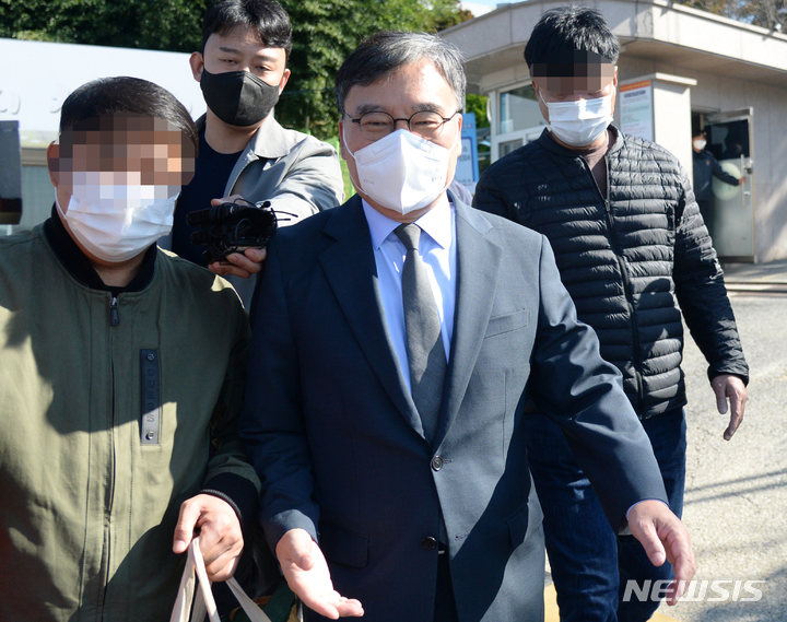 [전주=뉴시스] 김얼 기자 = 이스타항공 관련 횡령·배임 혐의로 전북 전주시 전주교도소에 수감된 이상직 의원이 28일 법원의 보석 허가로 석방해 교도소를 빠져나오고 있다. 2021.10.28. pmkeul@newsis.com