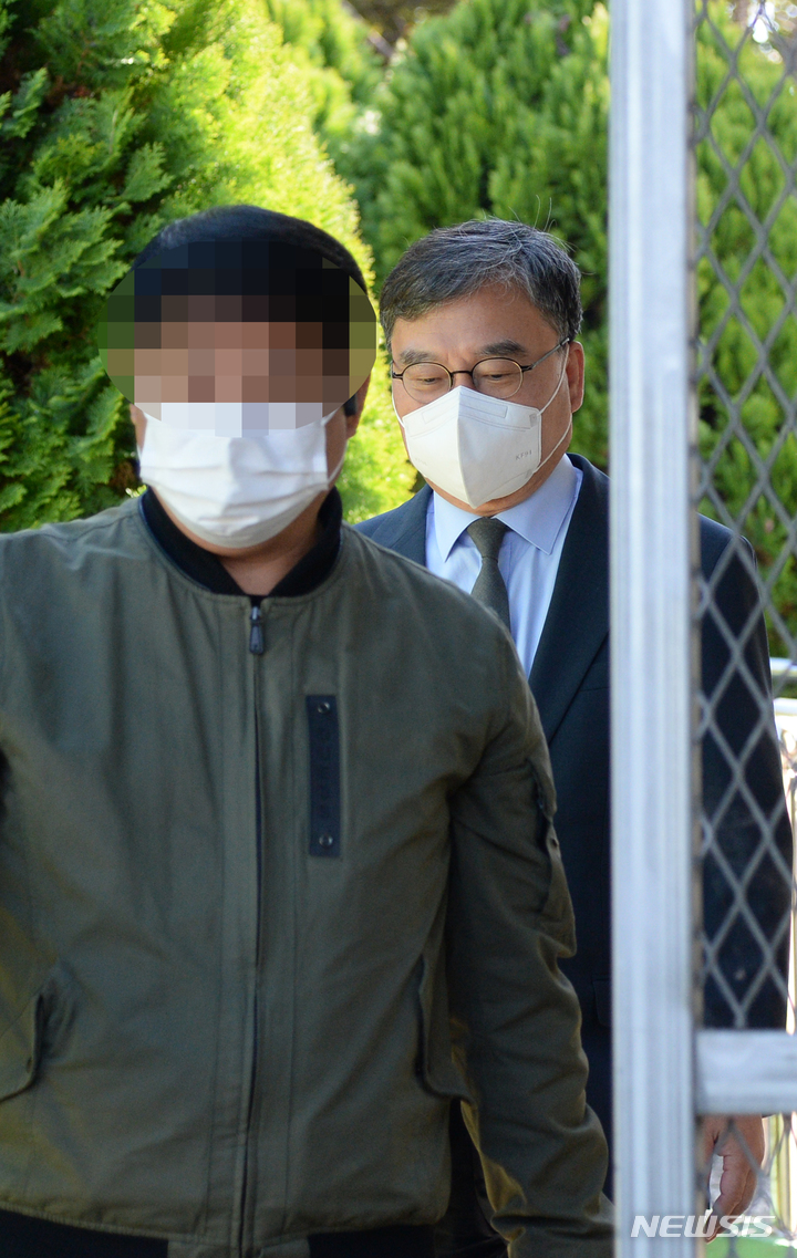 [전주=뉴시스] 김얼 기자 = 이스타항공 관련 횡령·배임 혐의로 전북 전주시 전주교도소에 수감된 이상직 의원이 28일 법원의 보석 허가로 석방해 교도소를 빠져나오고 있다. 2021.10.28. pmkeul@newsis.com