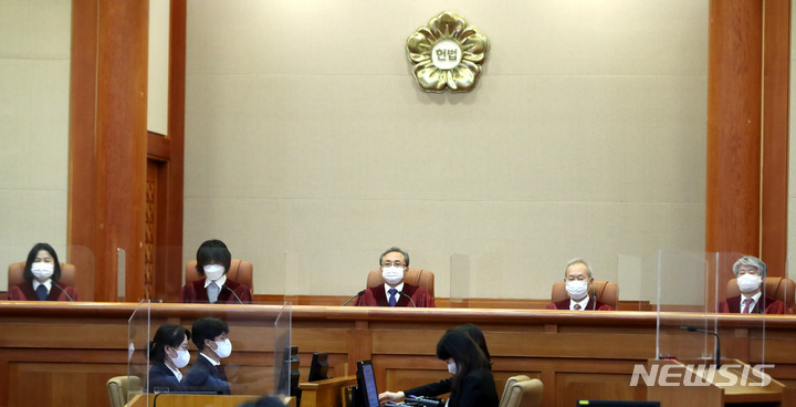 [서울=뉴시스] 추상철 기자 = 유남석 헌법재판소장을 비롯한 재판관들이 지난달 28일 오후 서울 종로구 헌법재판소 대심판정에서 선고를 위해 자리에 앉아 있다. 2021.10.28. scchoo@newsis.com