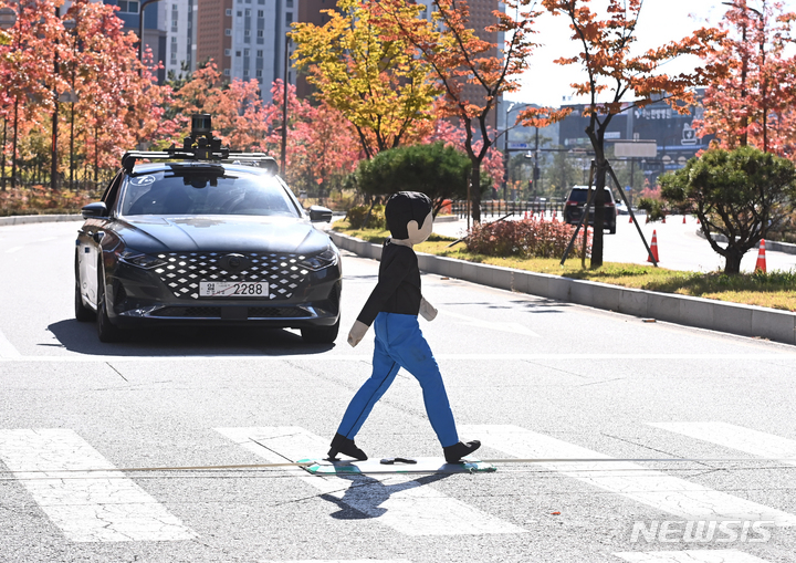 [화성=뉴시스] 김종택기자 = 28일 경기도 화성시 새솔동 도로에서 레벨4 수준의 자율협력주행차가 사각지대 상황을 가정해 운행되고 있다. 자율주행 기술 연구성과 홍보를 위한 이날 실증에서는 온라인 사전신청을 통해 선착순으로 접수된 시민들이 자율협력주행차량에 시승했다. 2021.10.28.jtk@newsis.com