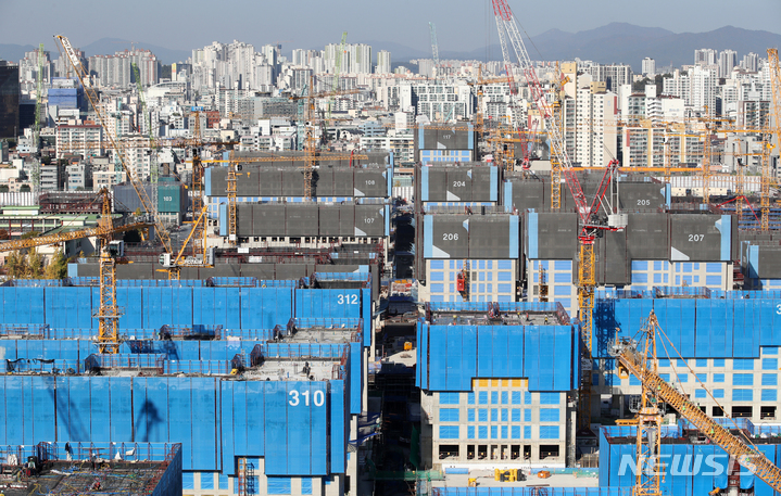 [서울=뉴시스] 조성우 기자 = 올해 예정됐던 서울의 주요 재건축·재개발 단지의 분양이 줄줄이 연기되면서 청약경쟁률도 더 치열해질 전망이다. 28일 정비업계에 따르면, 서울 강동구 둔촌주공아파트가 내년 2월로 분양을 연기했다. 토지오염 문제가 불거진 서초구 방배 5구역을 비롯한 주요 재건축 아파트 단지들의 분양도 연기됐다. 28일 오후 서울 강동구 둔촌주공아파트 재건축 공사 현장이 보이고 있다. 2021.10.28. xconfind@newsis.com