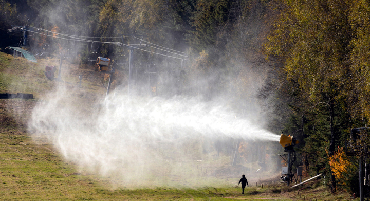 [평창=뉴시스] 김경목 기자 = 28일 오전 강원도 평창군 대관령면 용평 리조트에서 레저지원팀 직원들이 제설기를 작동시켜 인공 눈을 만드는 점검을 하고 있다. 용평 리조트 스키장 개장일은 오는 11월29일이다. (사진=용평 리조트 제공) 2021.10.28. photo@newsis.com *재판매 및 DB 금지