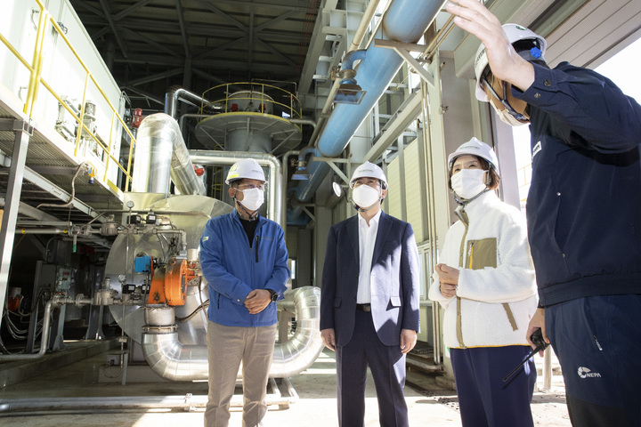 [서울=뉴시스] 전진환 기자 = 한정애 환경부장관이 지난 10월28일 오전 충남 서산시 통합 바이오가스화시설 현장을 찾아 "유기성폐자원 바이오가스화는 탄소중립을 이끄는 핵심 수단 중 하나"라며 “서산시가 모범사례가 되어 K-바이오가스화의 본보기로 삼을 수 있도록 노력해달라”라고 당부하고 있다. (사진=환경부 제공) 2021.10.28. photo@newsis.com *재판매 및 DB 금지