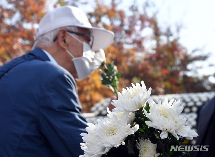 [부산=뉴시스] 하경민 기자 = 일제강제동원 희생자 전국합동위령제가 열린 2021년 10월 28일 오후 부산 남구 국립일제강제동원역사관 추모공원에서 강제동원 피해·희생자의 유족들이 추모탑에 헌화 및 분향을 하고 있다. 2021.10.28. yulnetphoto@newsis.com